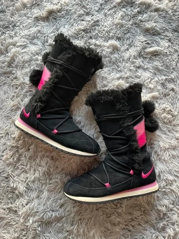 Vintage 2005 Nike Womens Black Pink Pom Pom Side Zip Suede Boots Size 41EU